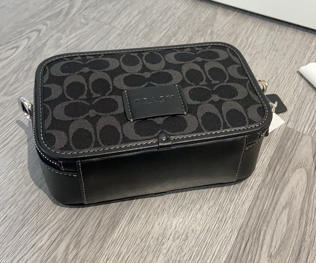 Coach Coach CAJ35 最新款 WYATT 黑色香布蕾CROSSBODY 男款 小包