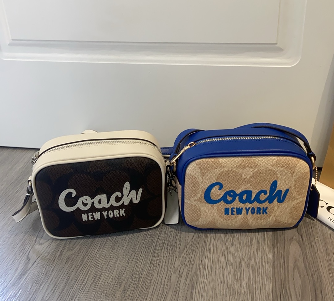 Coach City Tote College Style Camera Bag, March new product CAB09 City Tote, has released two college-style large logo designs! Perfect for spring and summer with very nice colors. Size: 18/10/5. image 1