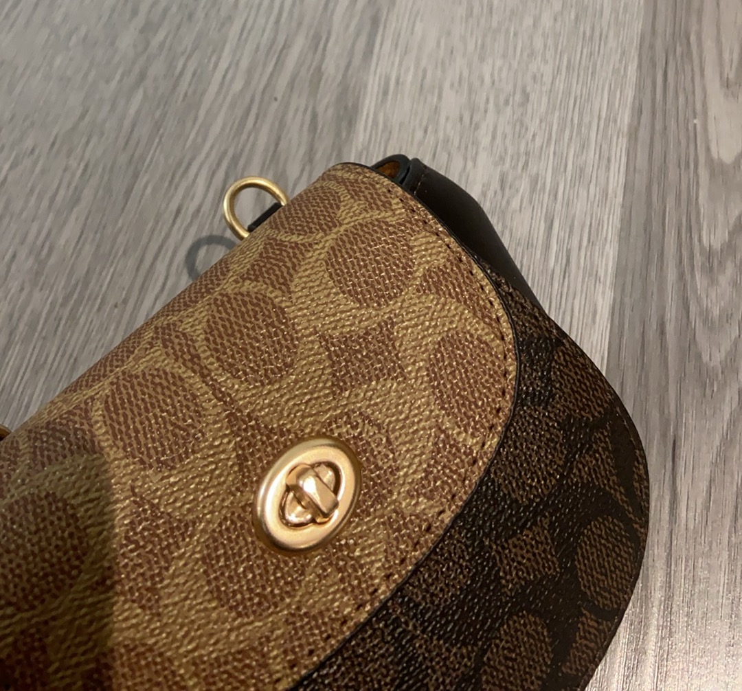 Coach ～ coach tumlock新款CZ018老花logo拼色卡包 可可爱爱的链条员8小废包