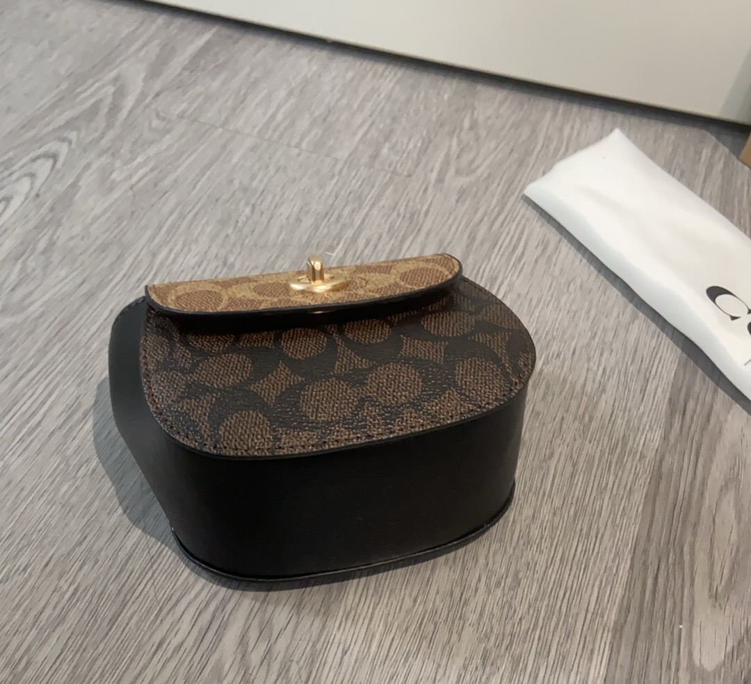 Coach ～ coach tumlock新款CZ018老花logo拼色卡包 可可爱爱的链条员8小废包