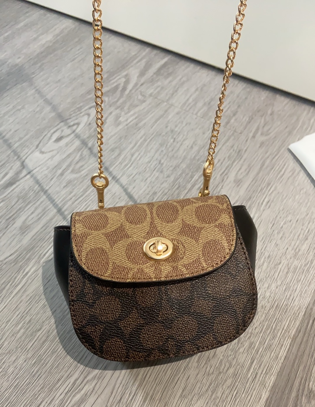 Coach ～ coach tumlock新款CZ018老花logo拼色卡包 可可爱爱的链条员8小废包