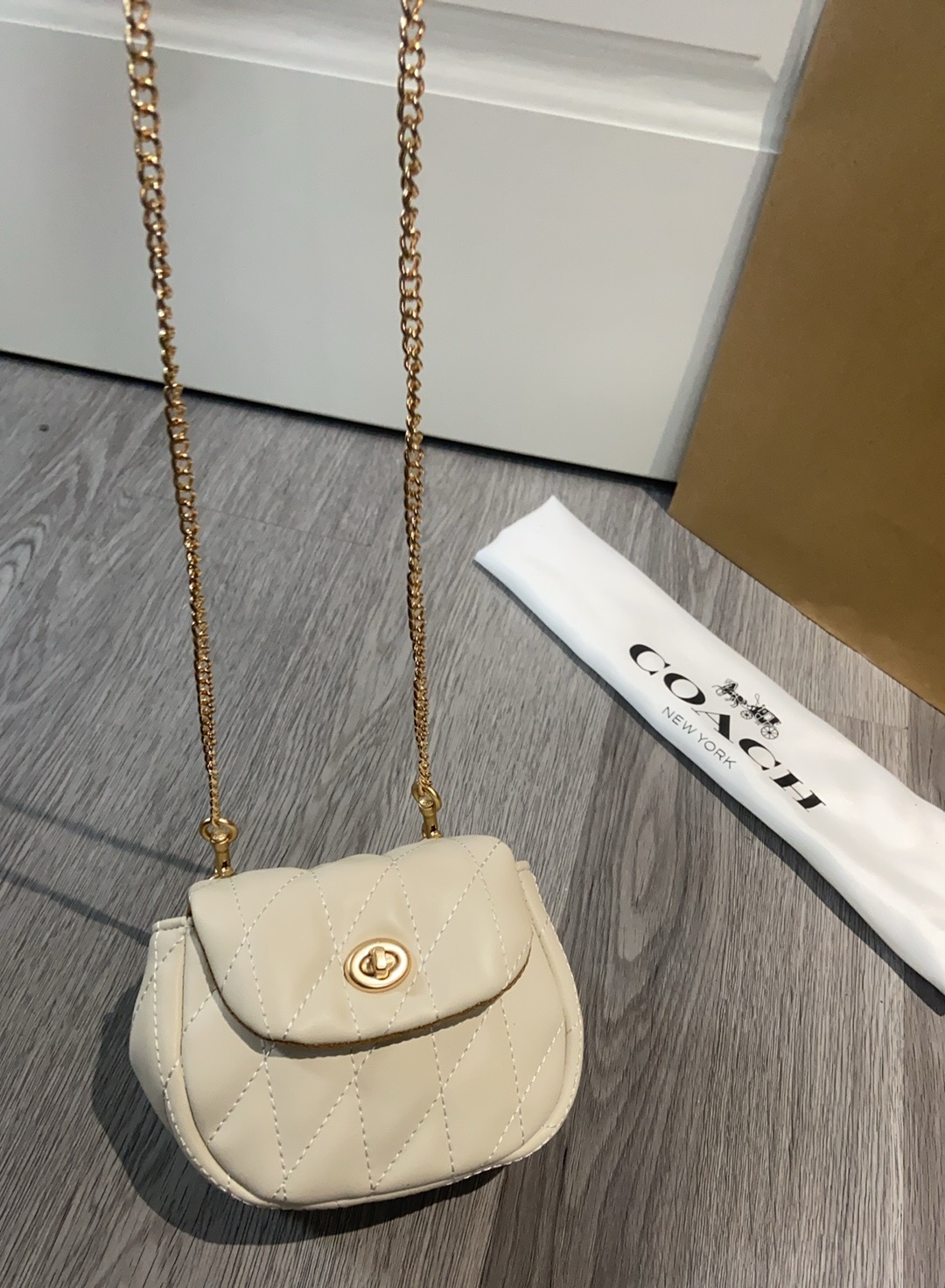 Coach ～ coach tumlock新款CZ018老花logo拼色卡包 可可爱爱的链条员8小废包