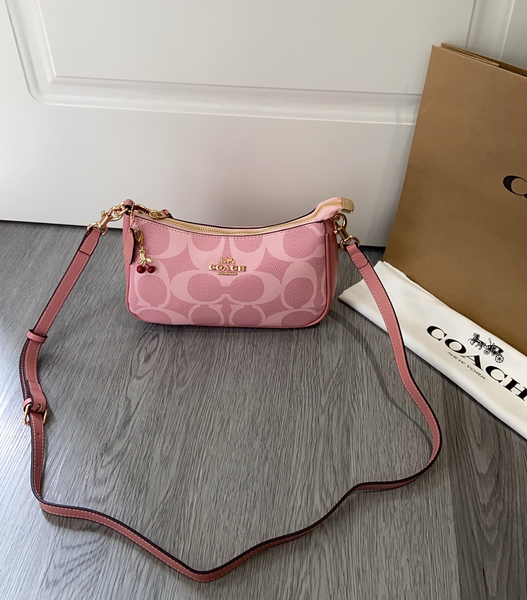 Coach COACH| 4月新品CAL51Teri樱花粉色少女 心春天没有心事，春天只顾花开蔻驰4月新品来啦~