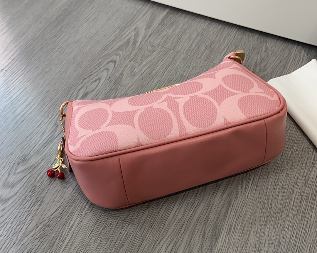 Coach COACH| 4月新品CAL51Teri樱花粉色少女 心春天没有心事，春天只顾花开蔻驰4月新品来啦~