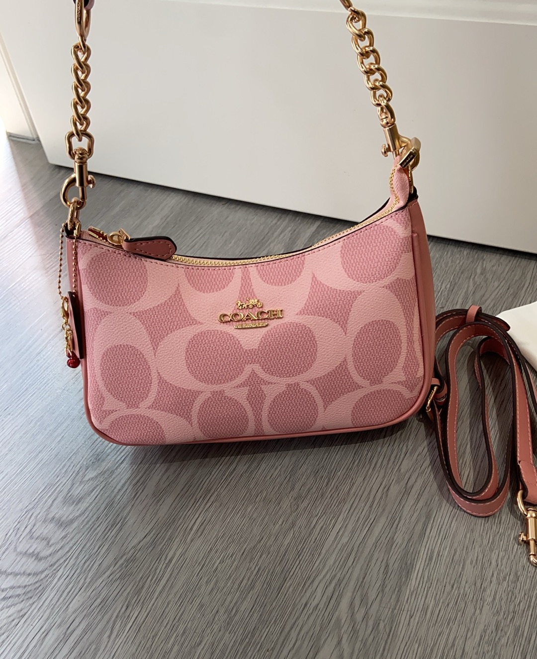 Coach COACH| 4月新品CAL51Teri樱花粉色少女 心春天没有心事，春天只顾花开蔻驰4月新品来啦~