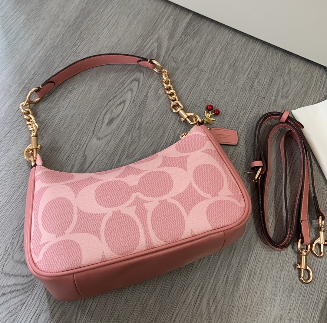 Coach COACH| 4月新品CAL51Teri樱花粉色少女 心春天没有心事，春天只顾花开蔻驰4月新品来啦~