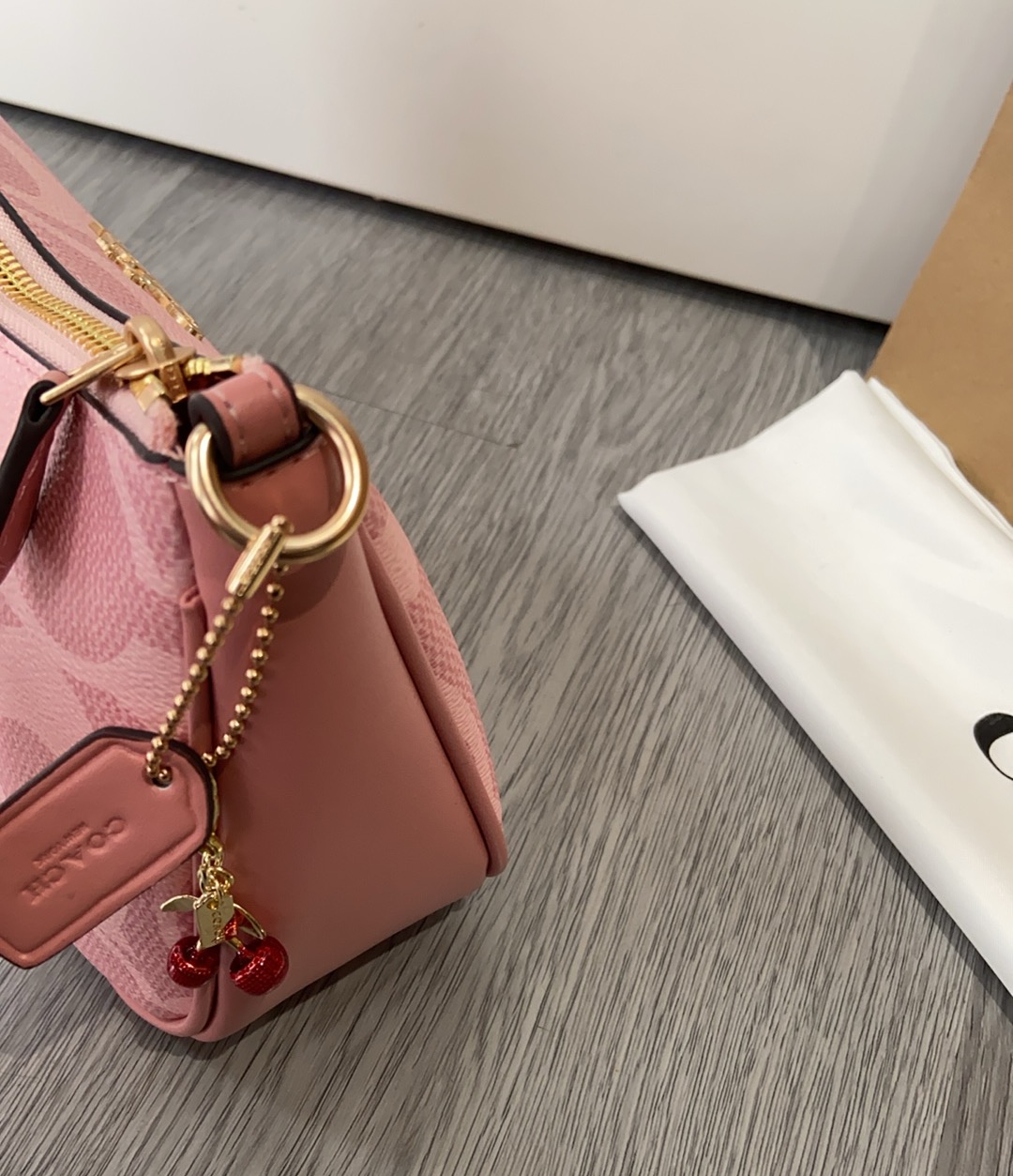 Coach COACH| 4月新品CAL51Teri樱花粉色少女 心春天没有心事，春天只顾花开蔻驰4月新品来啦~