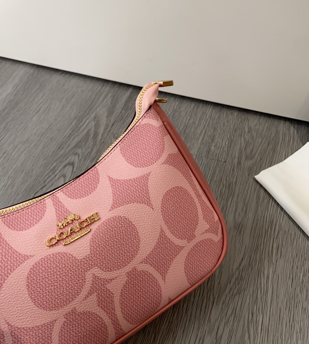 Coach COACH| 4月新品CAL51Teri樱花粉色少女 心春天没有心事，春天只顾花开蔻驰4月新品来啦~