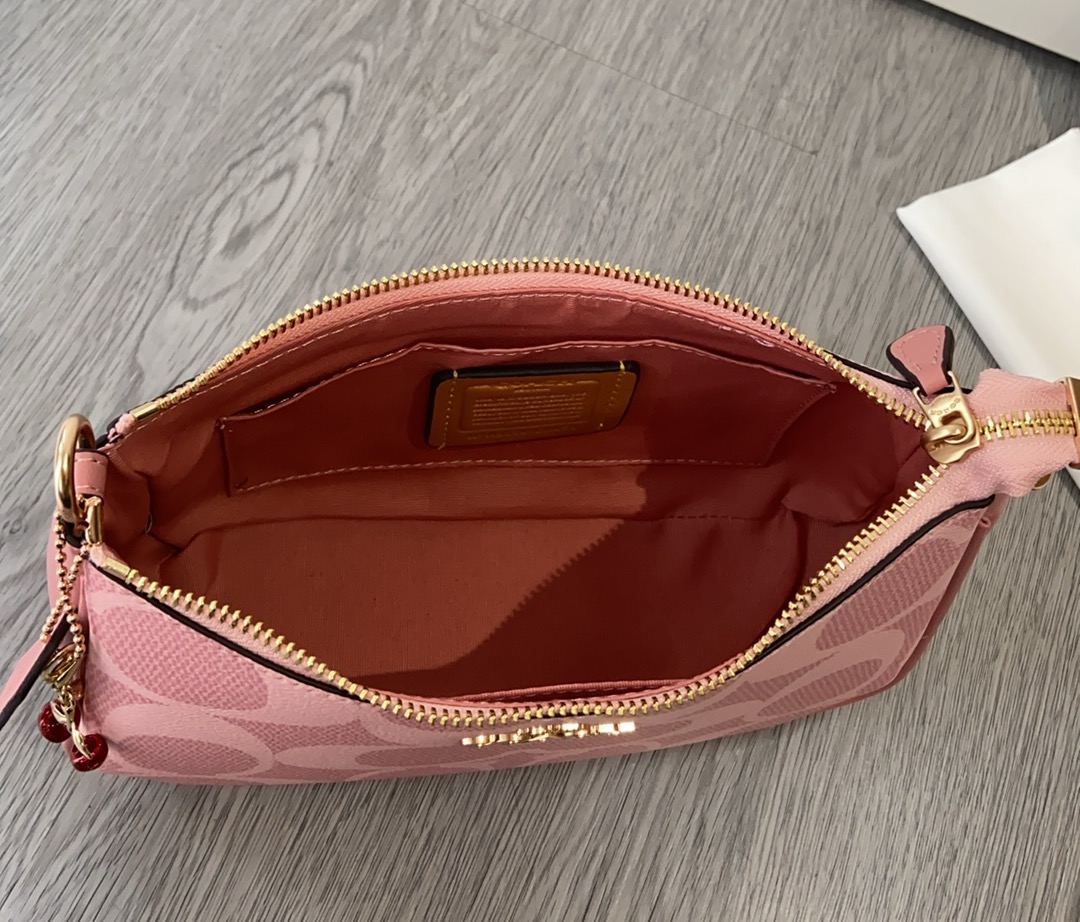 Coach COACH| 4月新品CAL51Teri樱花粉色少女 心春天没有心事，春天只顾花开蔻驰4月新品来啦~