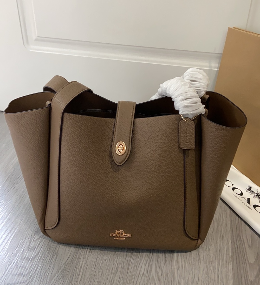 CAL17 Hadley Turnlock Tote - 小柄な女性に最適な高級感あるトートバッグ