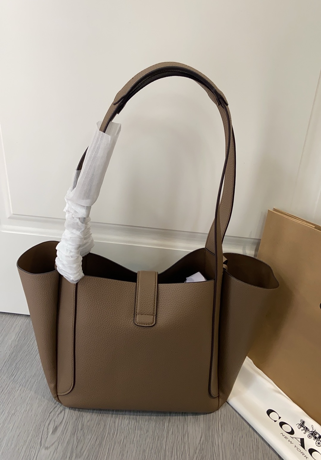 CAL17 Hadley Turnlock Tote - 小柄な女性に最適な高級感あるトートバッグ