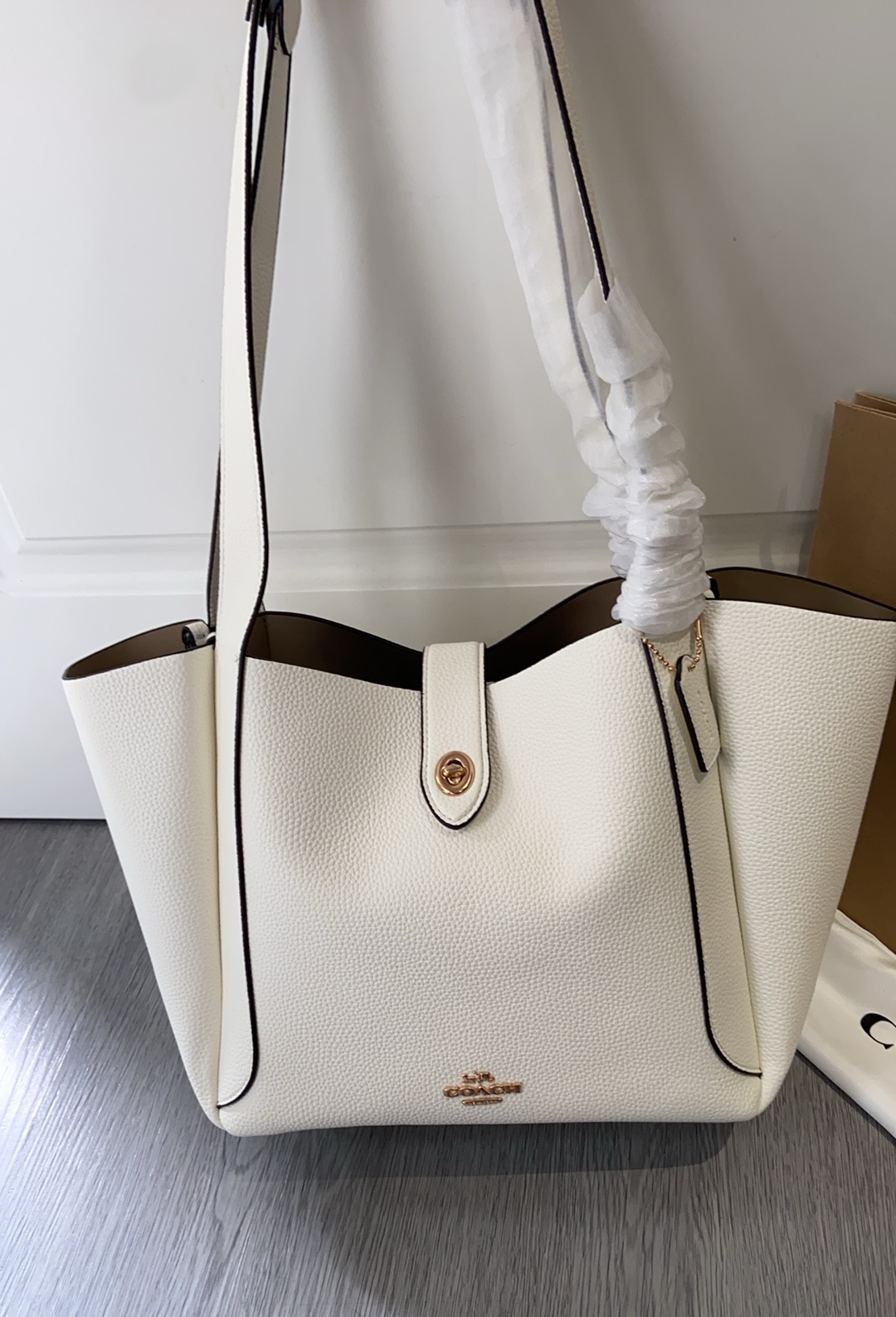 CAL17 Hadley Turnlock Tote - 小柄女性に最適な高級感あふれるトートバッグ