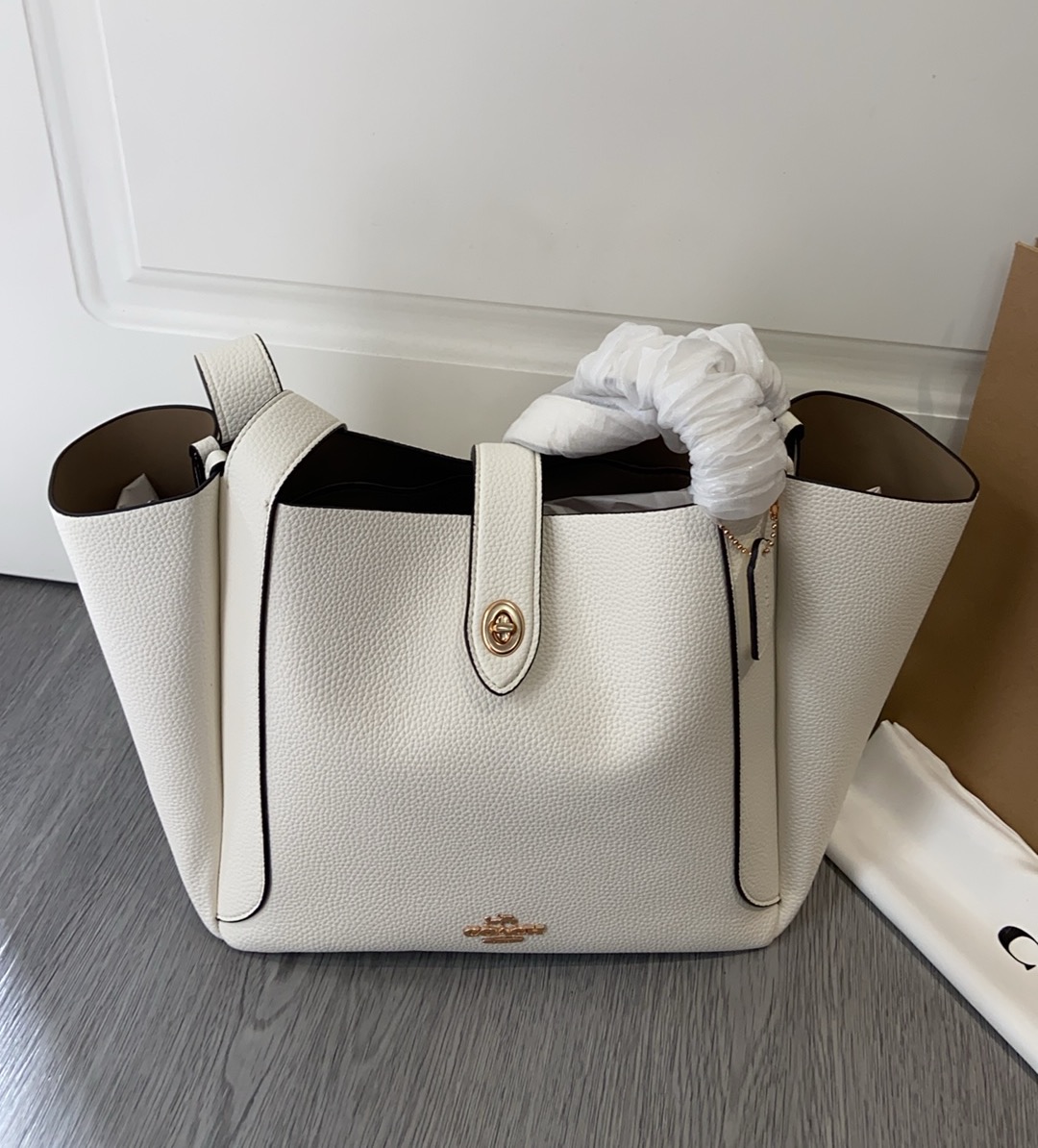 CAL17 Hadley Turnlock Tote - 小柄女性に最適な高級感あふれるトートバッグ