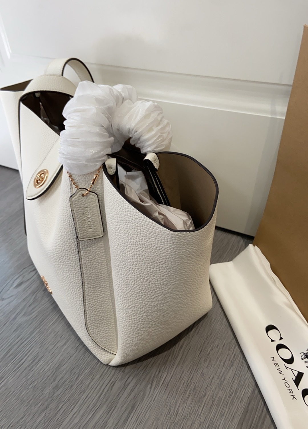 CAL17 Hadley Turnlock Tote - 小柄女性に最適な高級感あふれるトートバッグ