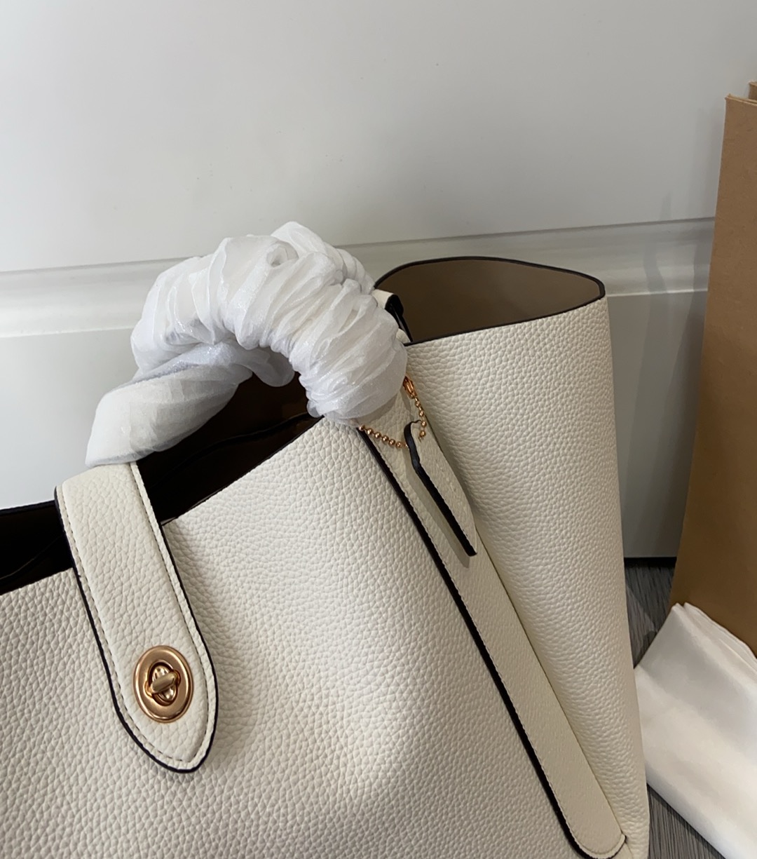 CAL17 Hadley Turnlock Tote - 小柄女性に最適な高級感あふれるトートバッグ