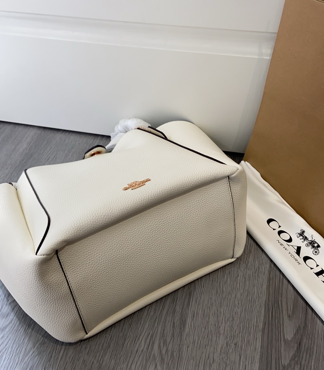 CAL17 Hadley Turnlock Tote - 小柄女性に最適な高級感あふれるトートバッグ