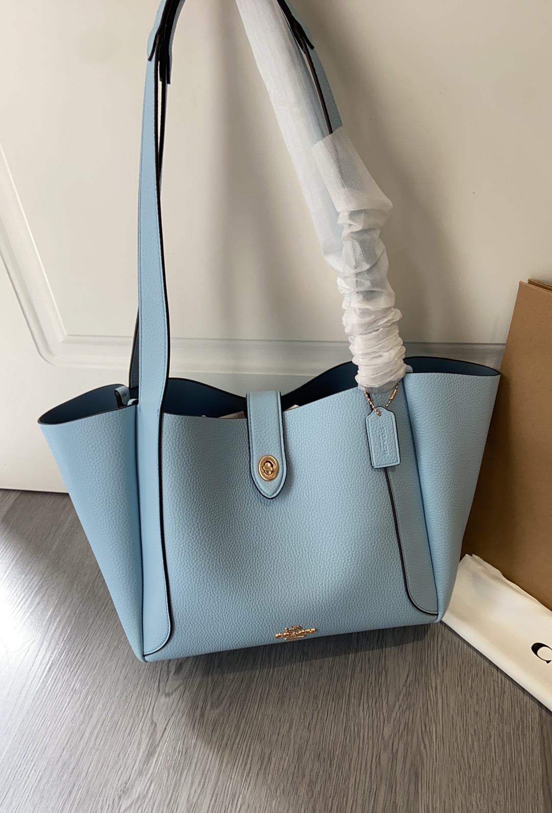 CAL17 Hadley Turnlock Tote - 小柄女性にぴったりな高級感溢れるトートバッグ