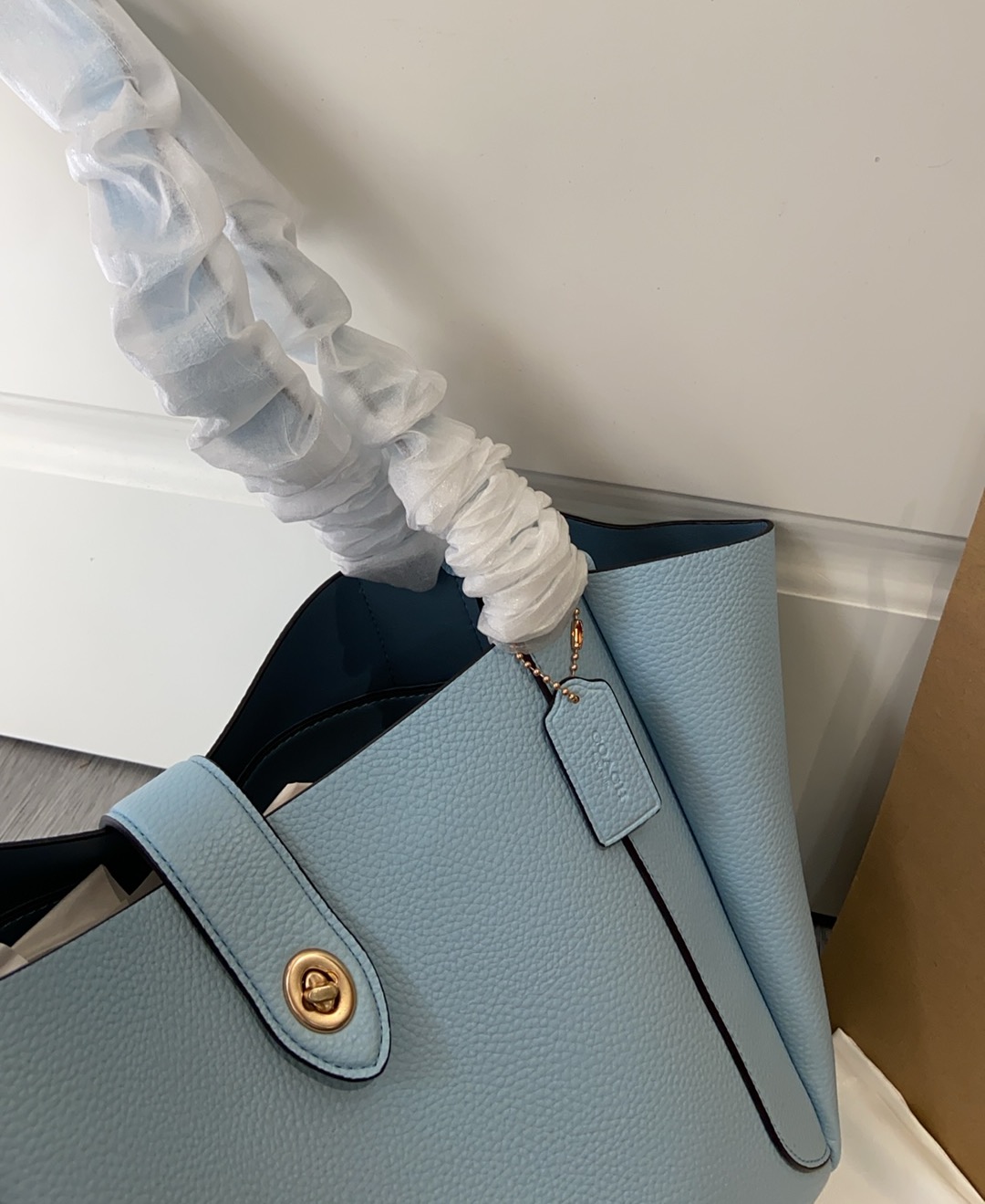 CAL17 Hadley Turnlock Tote - 小柄女性にぴったりな高級感溢れるトートバッグ