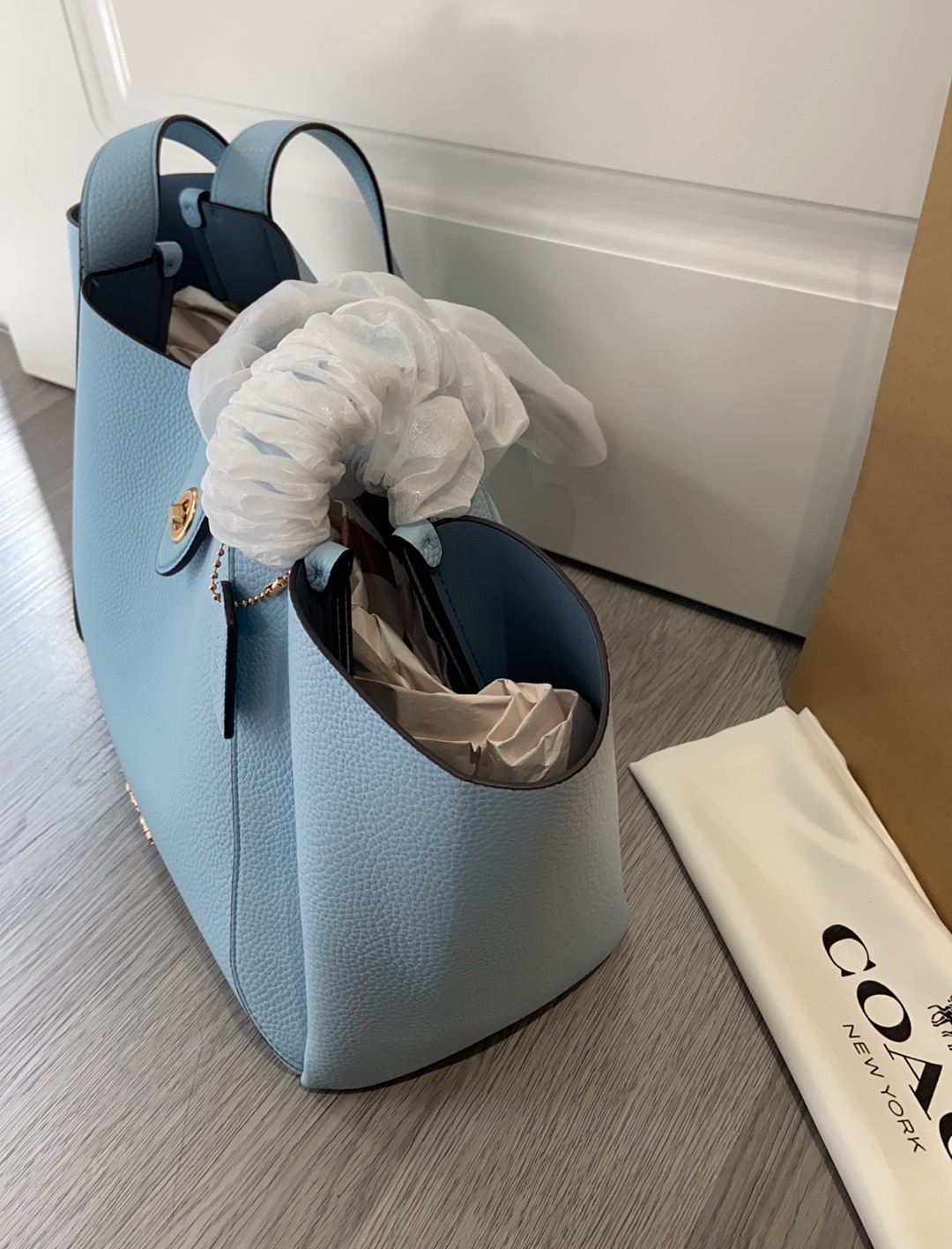 CAL17 Hadley Turnlock Tote - 小柄女性にぴったりな高級感溢れるトートバッグ