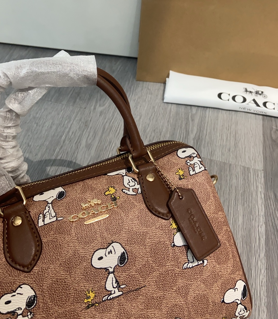 コーチ 史努比コラボ枕頭バッグ cBM33 可愛いデザインとスタイルを両立