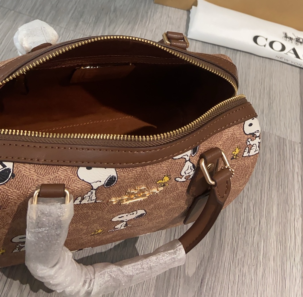 コーチ 史努比コラボ枕頭バッグ cBM33 可愛いデザインとスタイルを両立