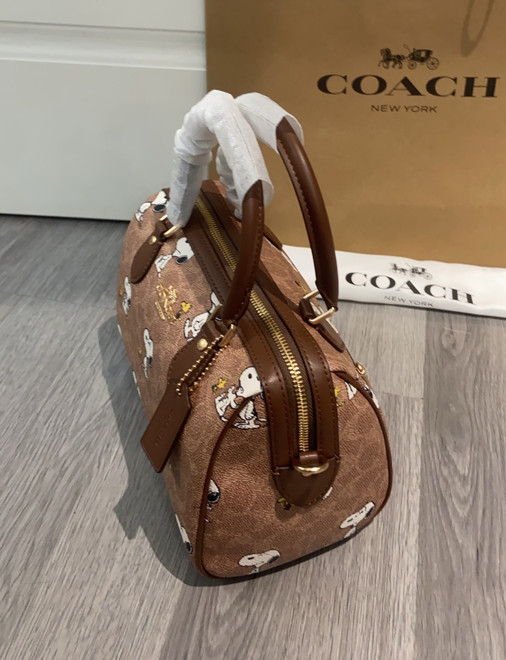 コーチ 史努比コラボ枕頭バッグ cBM33 可愛いデザインとスタイルを両立