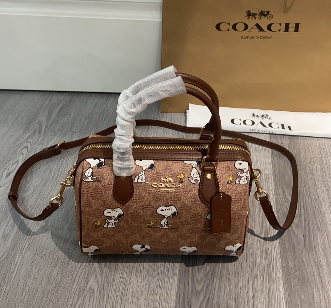 コーチ 史努比コラボ枕頭バッグ cBM33 可愛いデザインとスタイルを両立