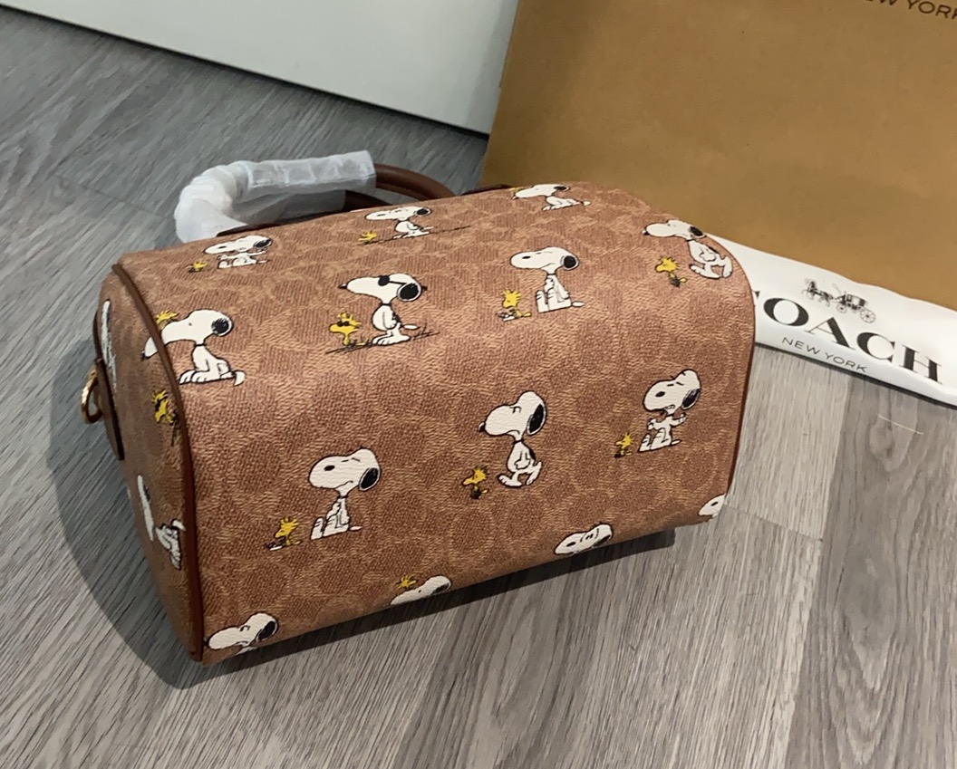 コーチ 史努比コラボ枕頭バッグ cBM33 可愛いデザインとスタイルを両立