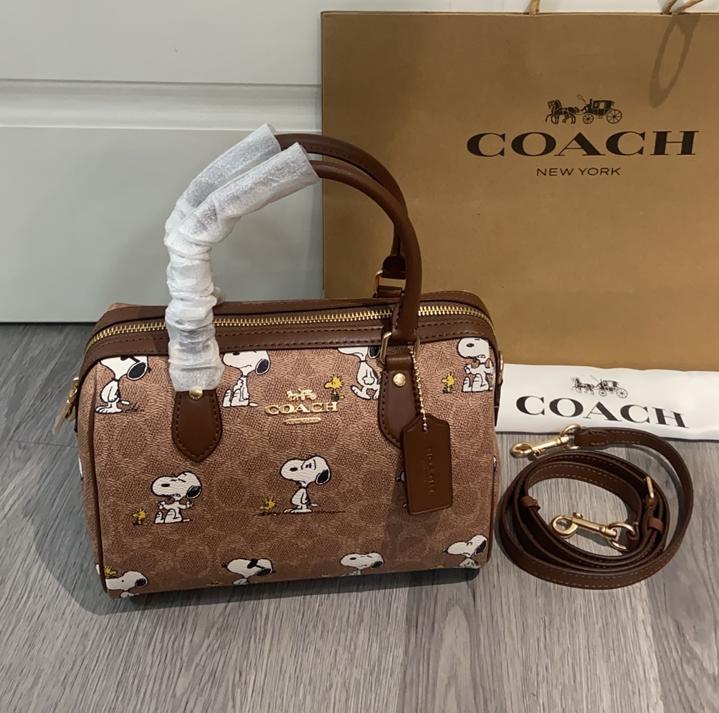 コーチ 史努比コラボ枕頭バッグ cBM33 可愛いデザインとスタイルを両立