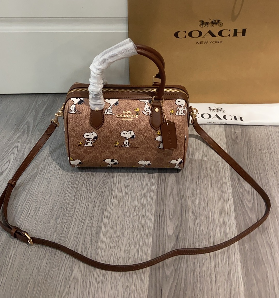 コーチ 史努比コラボ枕頭バッグ cBM33 可愛いデザインとスタイルを両立