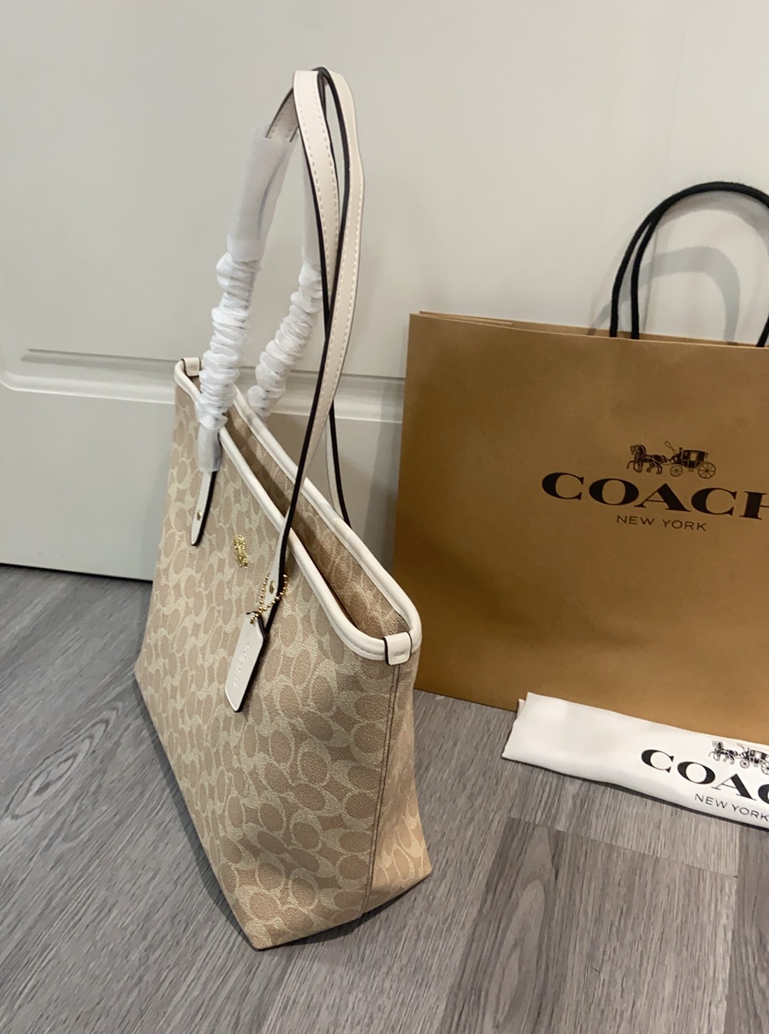 Coach Coach CCQ28 新款购物袋 C字logo 实用百搭 一年四季都能用 容量大