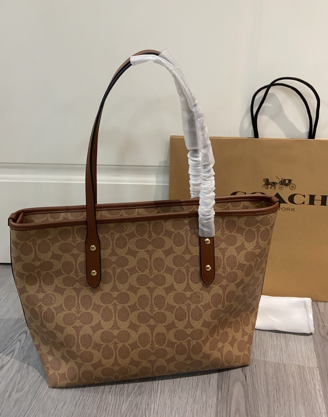 Coach Coach CCQ28 新款购物袋 C字logo 实用百搭 一年四季都能用 容量大