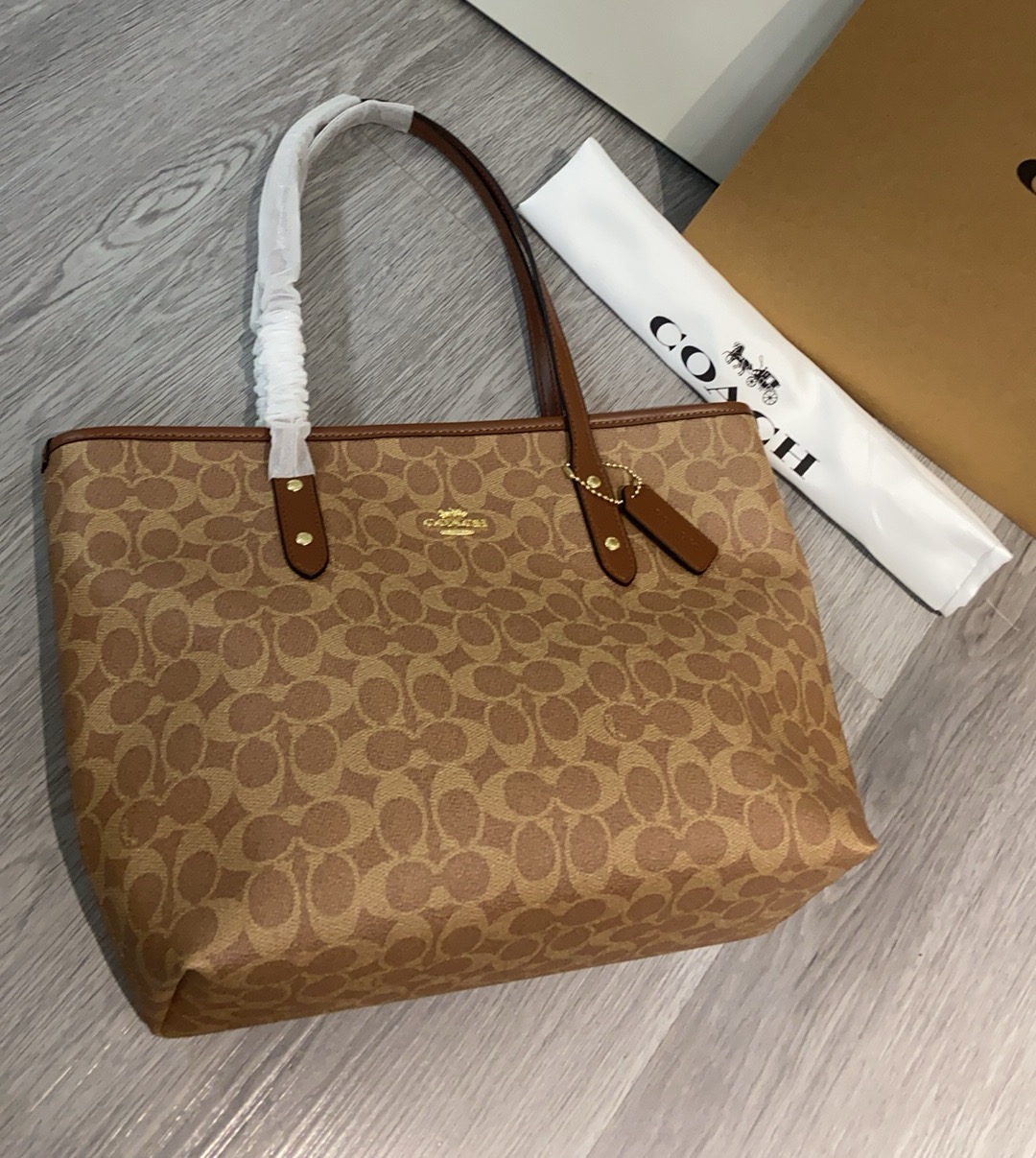 Coach Coach CCQ28 新款购物袋 C字logo 实用百搭 一年四季都能用 容量大