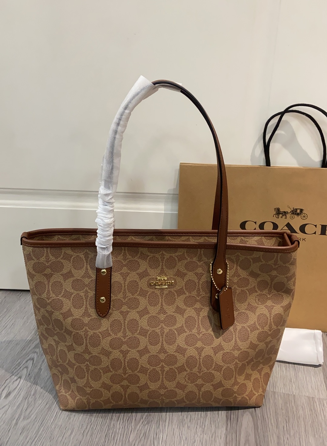 Coach Coach CCQ28 新款购物袋 C字logo 实用百搭 一年四季都能用 容量大