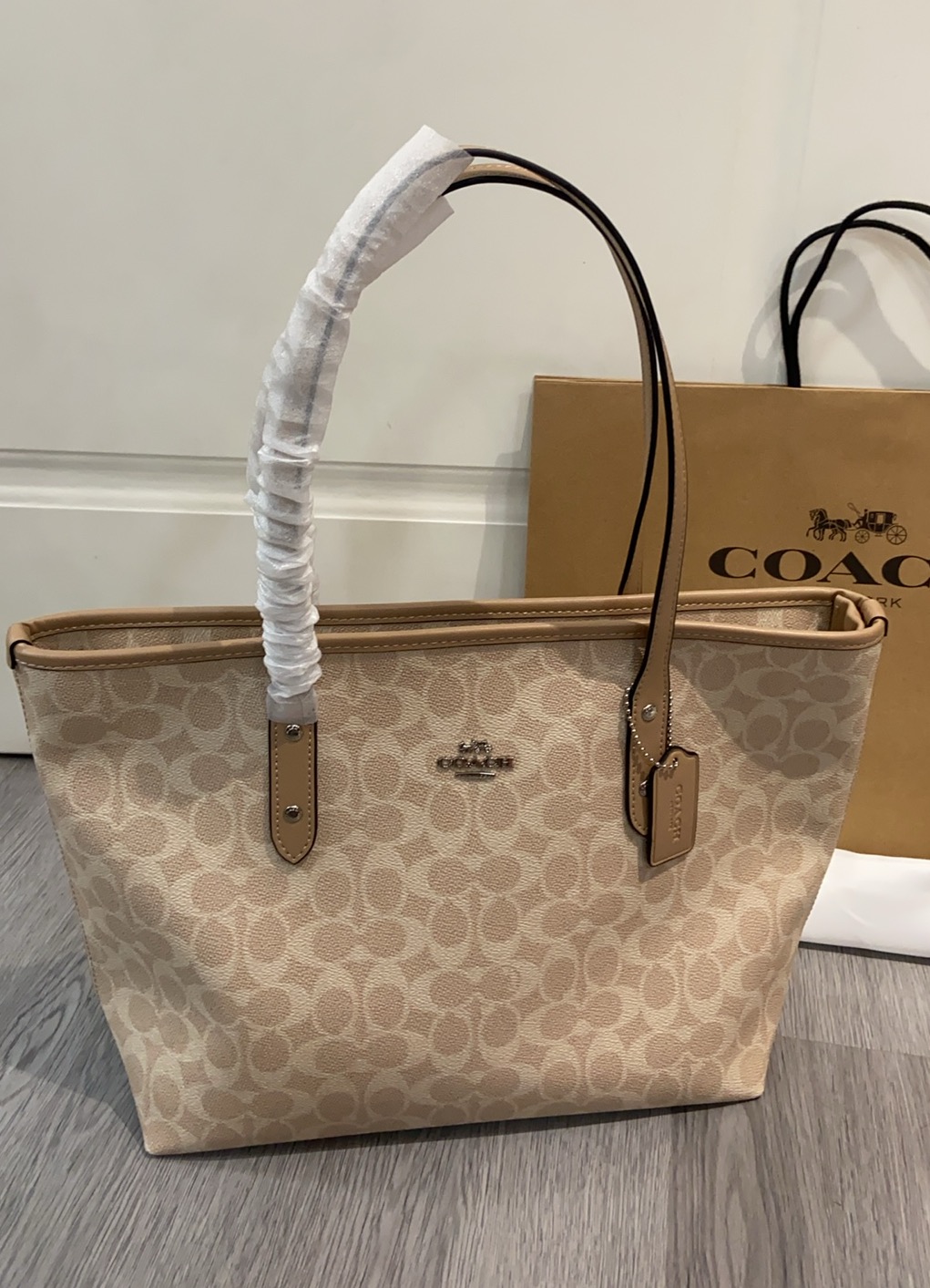 Coach Coach CCQ28 新款购物袋 C字logo 实用百搭 一年四季都能用 容量大