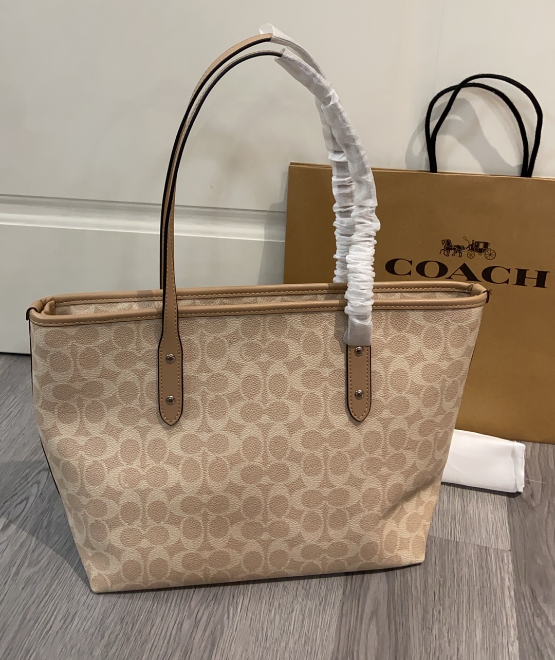 Coach Coach CCQ28 新款购物袋 C字logo 实用百搭 一年四季都能用 容量大