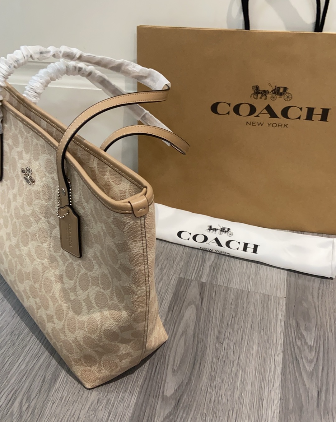 Coach Coach CCQ28 新款购物袋 C字logo 实用百搭 一年四季都能用 容量大
