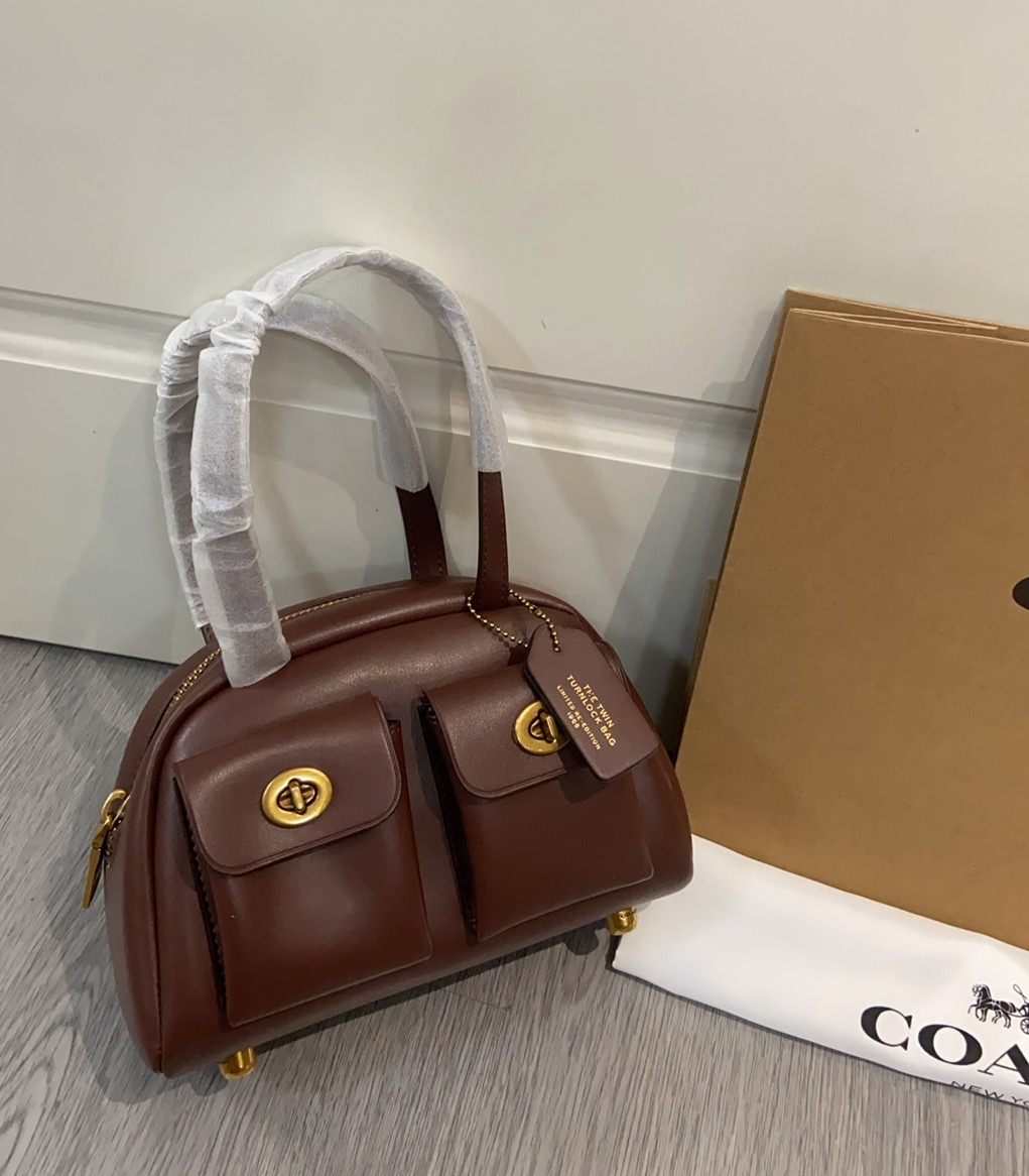 Coach Coach 9月新品ccc55秀款Twin pocket太 了吧蔻驰9月新品秋冬秀款 工装风甜酷十足