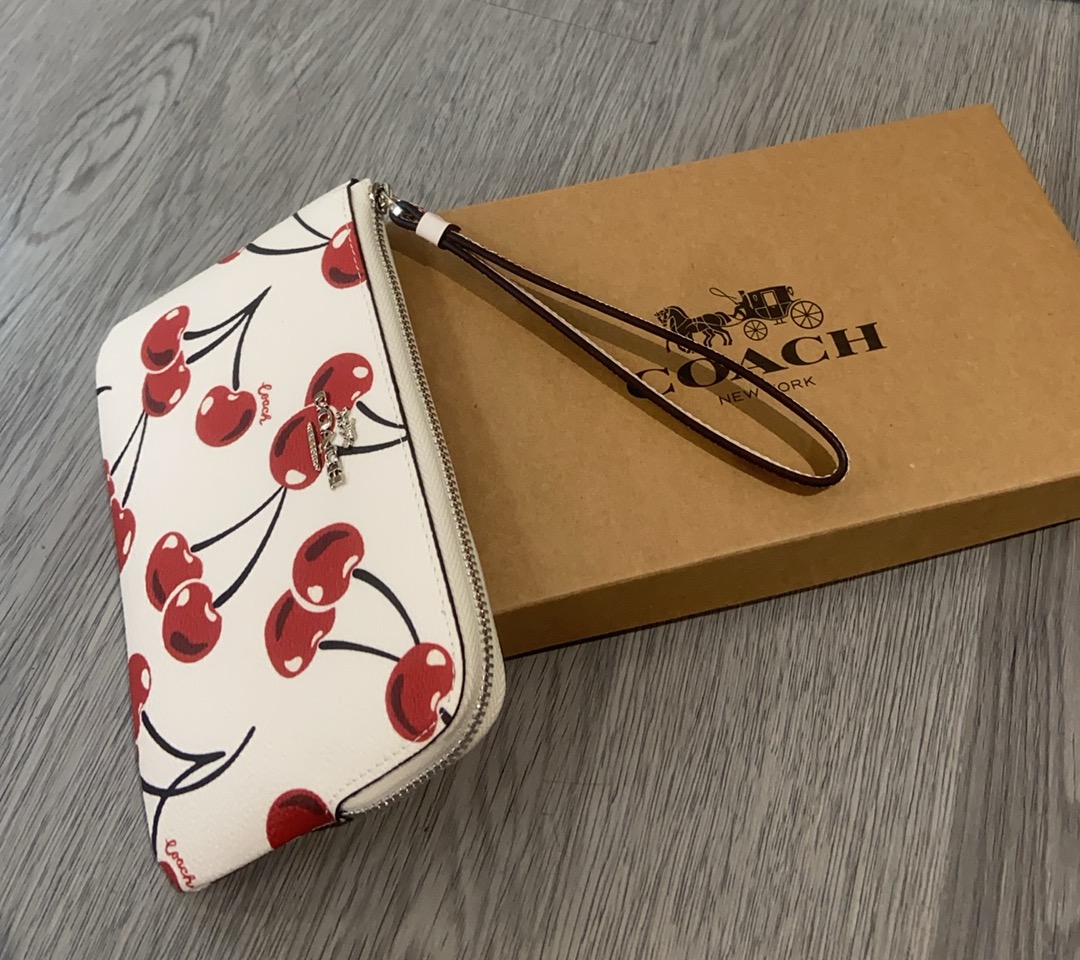 P150 12月樱桃新品零钱包 手包。  CZ451趣味十足，展示了创意理念和工艺细节兼具了复古、童趣又百搭的优点，尺寸16/10