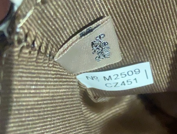 P150 12月樱桃新品零钱包 手包。  CZ451趣味十足，展示了创意理念和工艺细节兼具了复古、童趣又百搭的优点，尺寸16/10