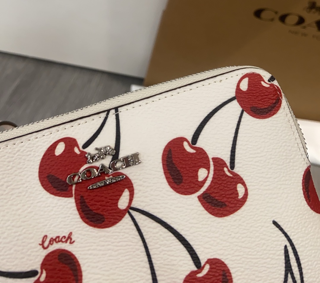 P150 12月樱桃新品零钱包 手包。  CZ451趣味十足，展示了创意理念和工艺细节兼具了复古、童趣又百搭的优点，尺寸16/10