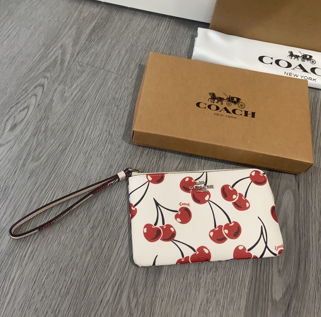 P150 12月樱桃新品零钱包 手包。  CZ451趣味十足，展示了创意理念和工艺细节兼具了复古、童趣又百搭的优点，尺寸16/10