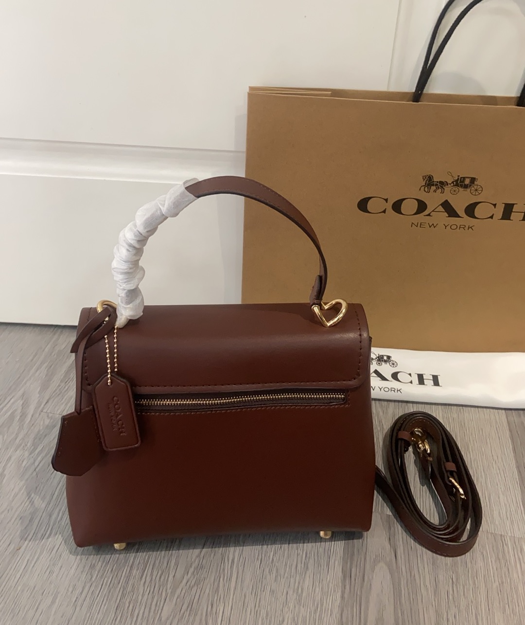 P270 Coach 10月新品CcE54 ，Emory系列枫叶棕色手提包~细腻皮革 十精致五金，适配度满分 搭配经典风衣，皮衣亦或者小西装都能提高穿搭格调。 尺寸24/30高含手挽/9