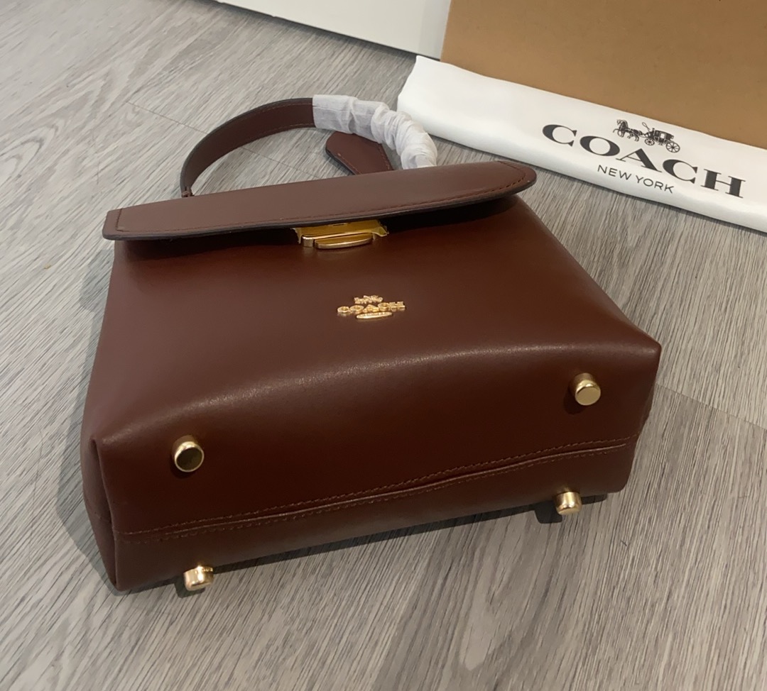 P270 Coach 10月新品CcE54 ，Emory系列枫叶棕色手提包~细腻皮革 十精致五金，适配度满分 搭配经典风衣，皮衣亦或者小西装都能提高穿搭格调。 尺寸24/30高含手挽/9