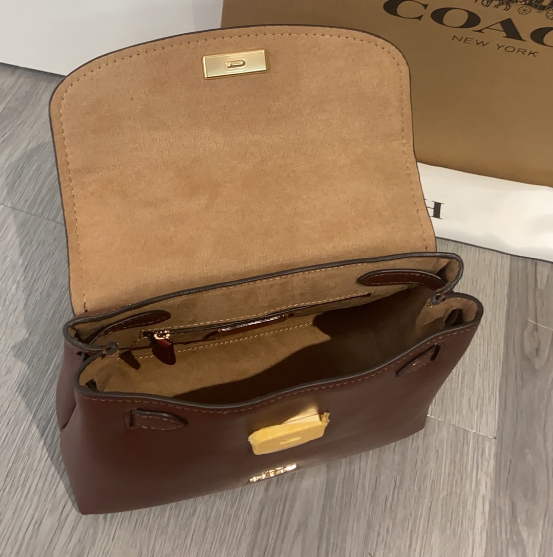 P270 Coach 10月新品CcE54 ，Emory系列枫叶棕色手提包~细腻皮革 十精致五金，适配度满分 搭配经典风衣，皮衣亦或者小西装都能提高穿搭格调。 尺寸24/30高含手挽/9