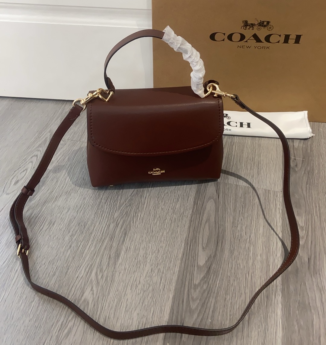 P270 Coach 10月新品CcE54 ，Emory系列枫叶棕色手提包~细腻皮革 十精致五金，适配度满分 搭配经典风衣，皮衣亦或者小西装都能提高穿搭格调。 尺寸24/30高含手挽/9