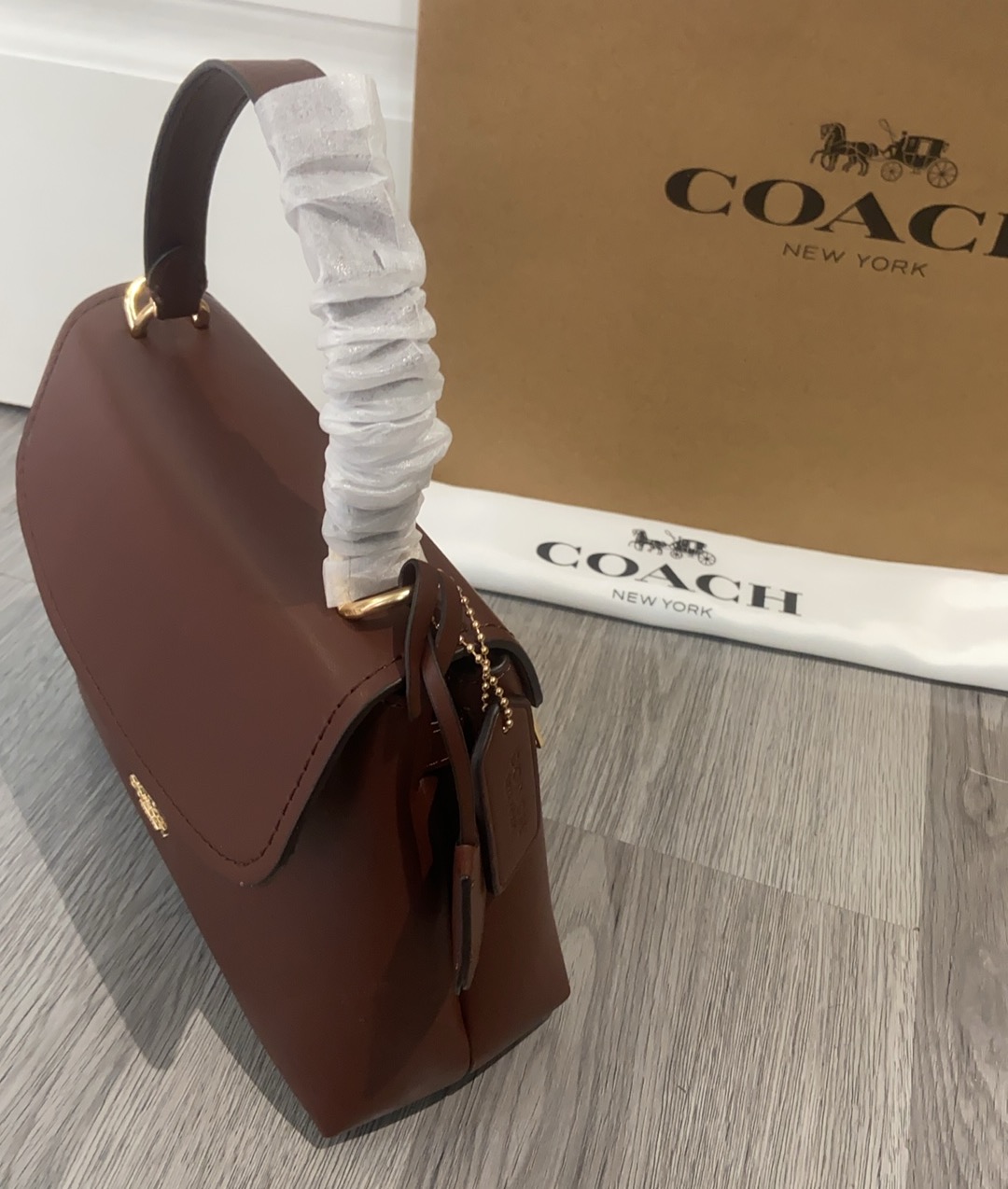 P270 Coach 10月新品CcE54 ，Emory系列枫叶棕色手提包~细腻皮革 十精致五金，适配度满分 搭配经典风衣，皮衣亦或者小西装都能提高穿搭格调。 尺寸24/30高含手挽/9