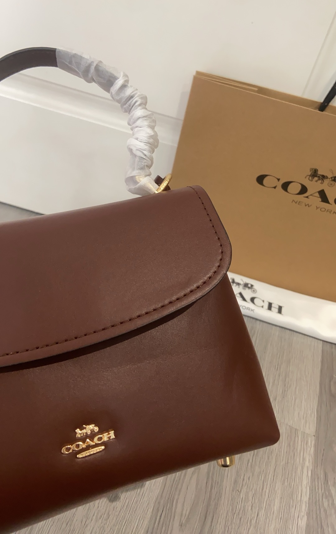 P270 Coach 10月新品CcE54 ，Emory系列枫叶棕色手提包~细腻皮革 十精致五金，适配度满分 搭配经典风衣，皮衣亦或者小西装都能提高穿搭格调。 尺寸24/30高含手挽/9