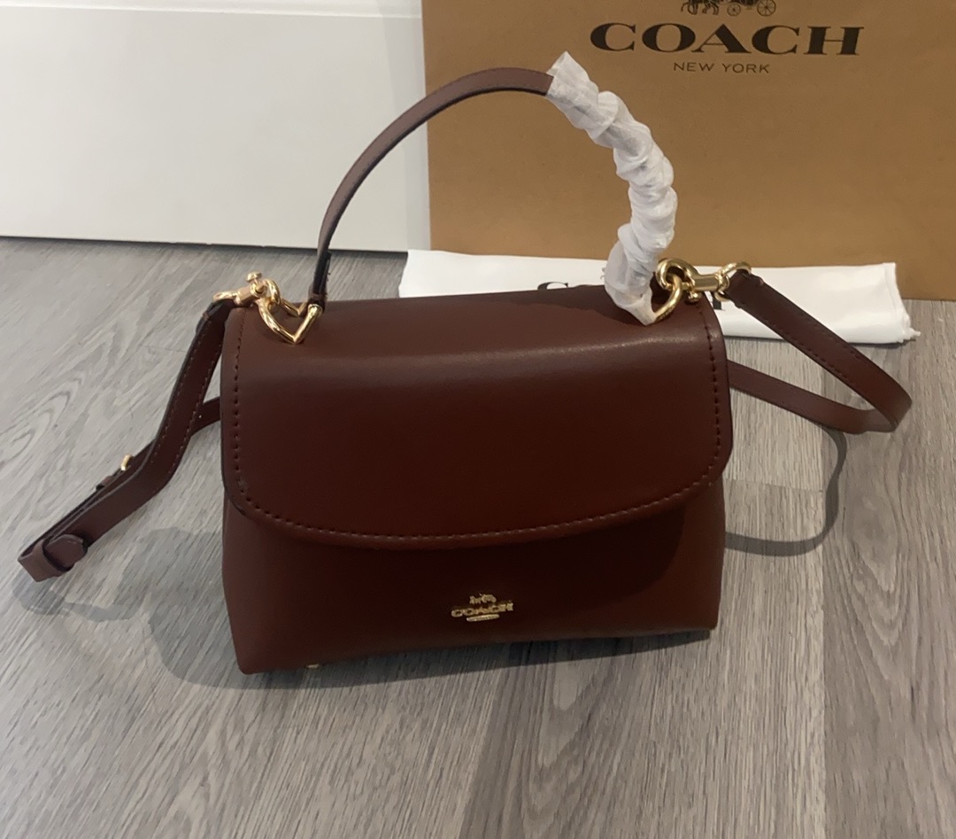 P270 Coach 10月新品CcE54 ，Emory系列枫叶棕色手提包~细腻皮革 十精致五金，适配度满分 搭配经典风衣，皮衣亦或者小西装都能提高穿搭格调。 尺寸24/30高含手挽/9