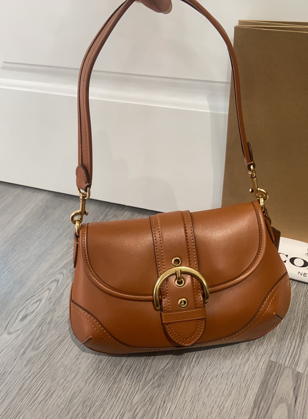 
P260  蔻驰4月新品 新款香布蕾女包Soho腋下包手提流浪包经典单肩包CR737 CR699
 马鞍包豌豆包，尺寸：26.5*16*7.5